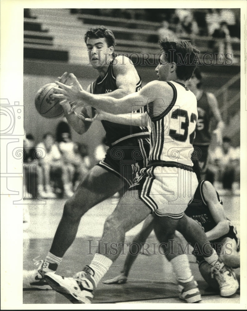 1988 Press Photo Basketball - Riverside&#39;s Thomas Hymel against St. Martin player - Historic Images