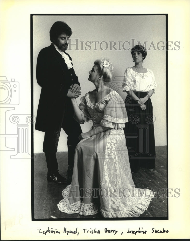 1980 Press Photo A young couple on the foreground with an older woman - Historic Images