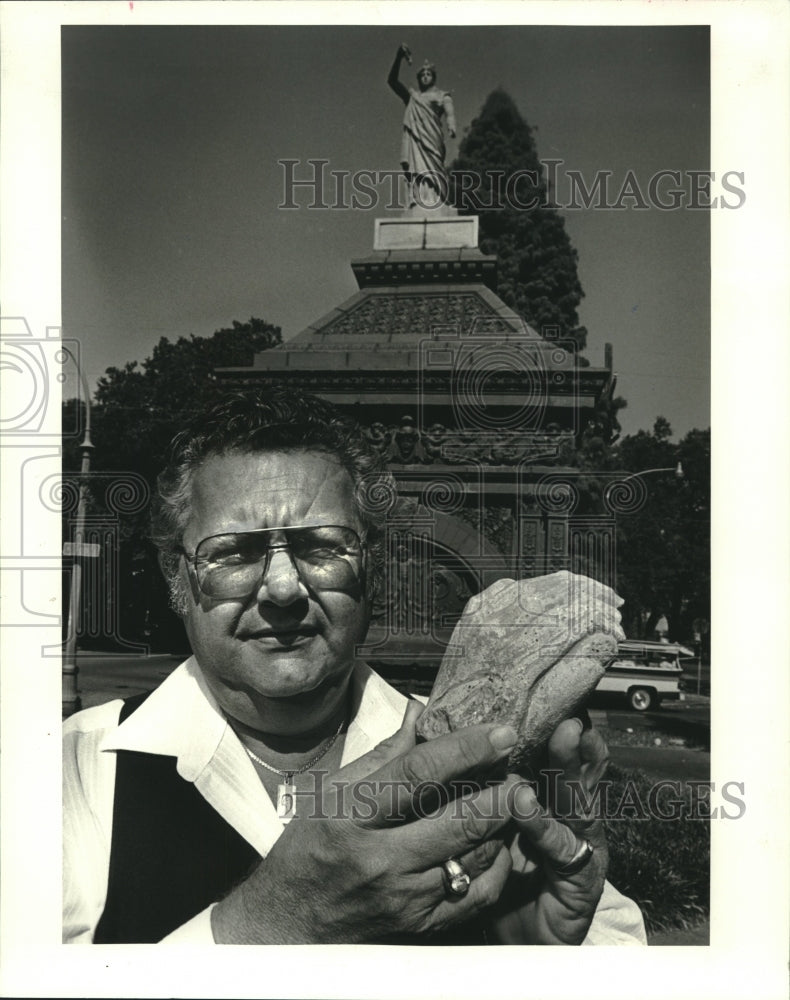 1987 Press Photo Frank Hyer holds the broken-off hand of statue at Bayou Road - Historic Images