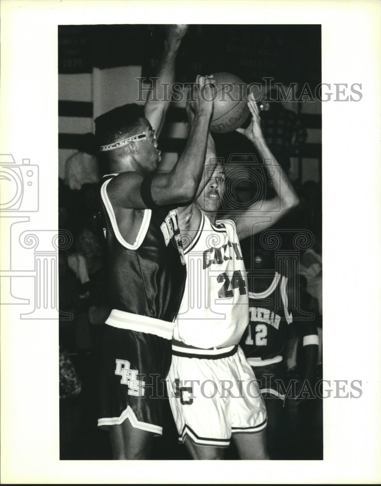 1991 Press Photo Keenan Hurst of John Curtis shoot over Greg Baker of Destrehan - Historic Images