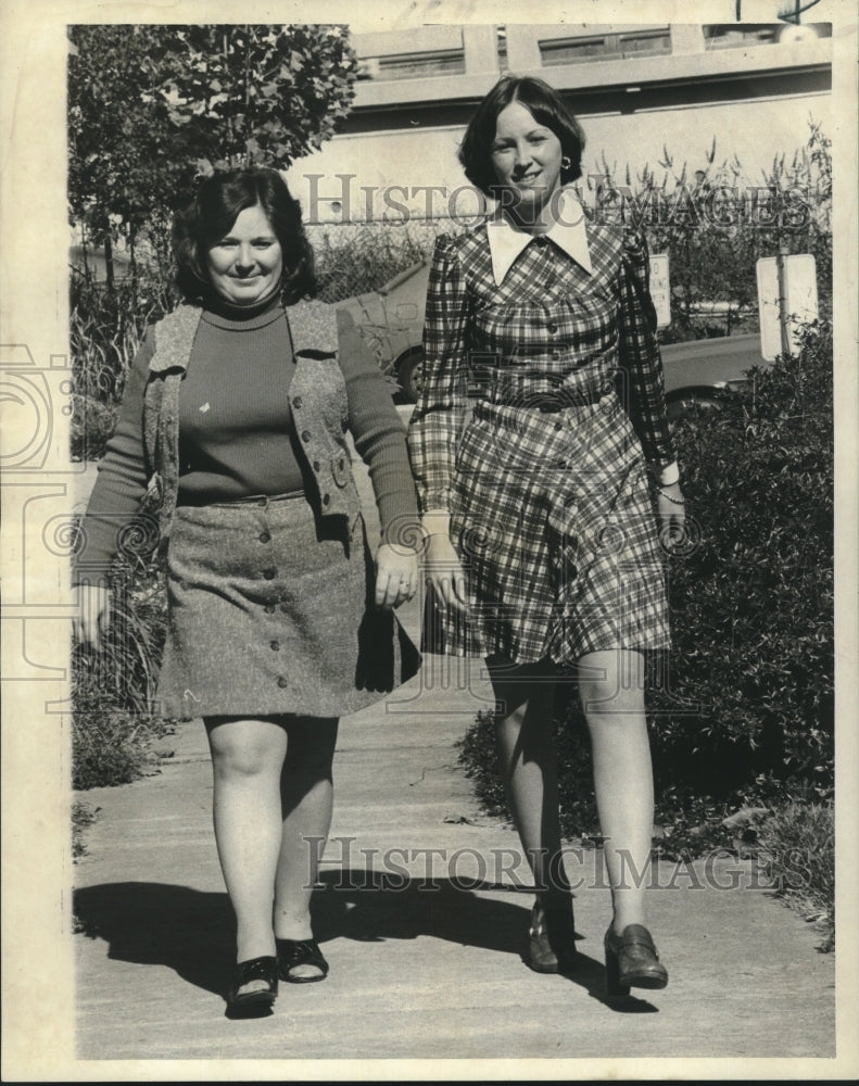 1976 Press Photo Carolyn Hurt &amp; Colleen LaRocca wearing skirts at the knee - Historic Images