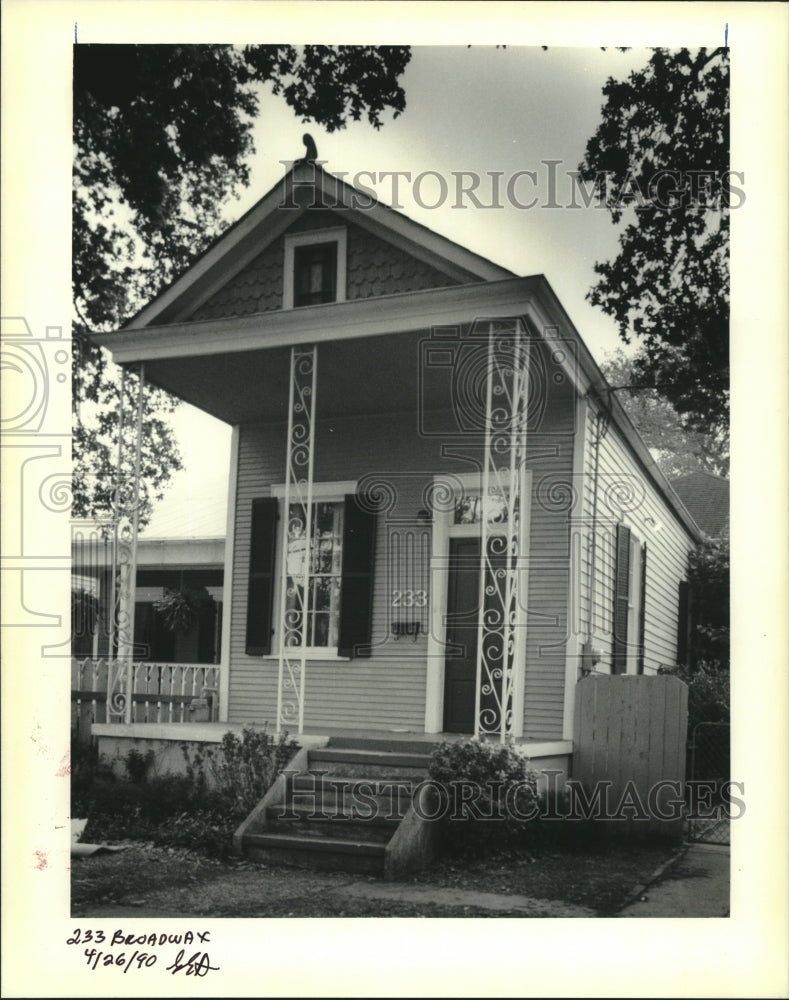 1990 Press Photo Housing - Exterior of the house located at 233 Broadwax - Historic Images