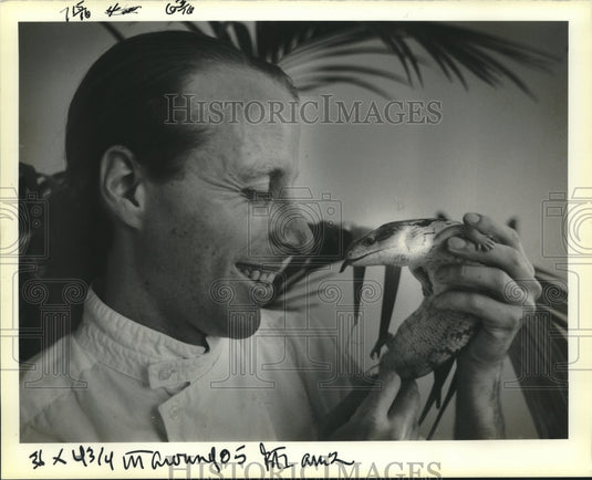 1990 Press Photo Curator Ian Hiler with Skink, Aquarium of the Americas - Historic Images