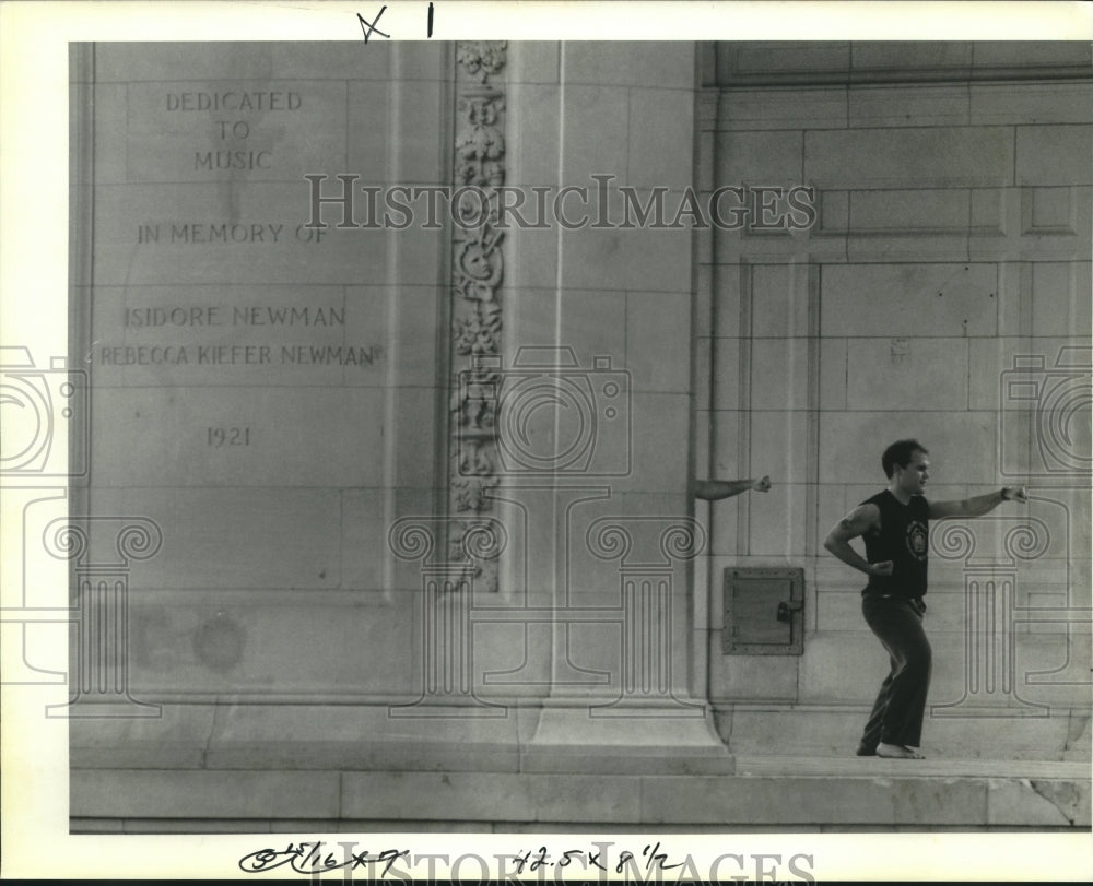 1992 Press Photo Darren Higuera Practices Karate, Newman Bandstand, Audubon Park - Historic Images