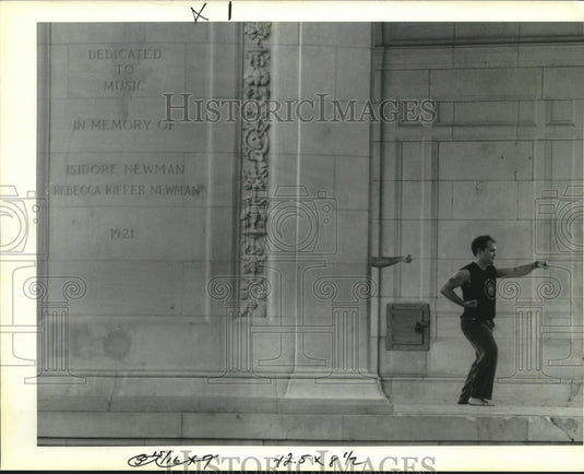 1992 Press Photo Darren Higuera Practices Karate, Newman Bandstand, Audubon Park - Historic Images