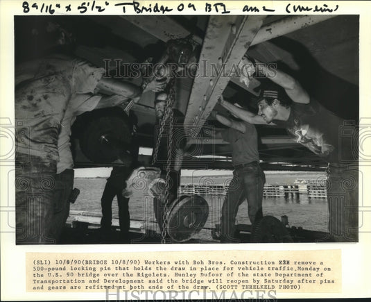 1990 Press Photo Workers Repair U. S. Route 90 Drawbridge Over The Rigolets. - Historic Images