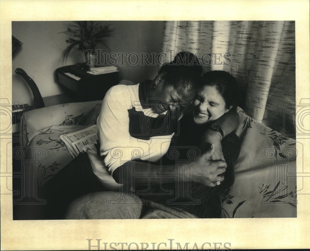 1994 Press Photo Christine Jenkins and Connie Hightower Embrace on Sofa - Historic Images