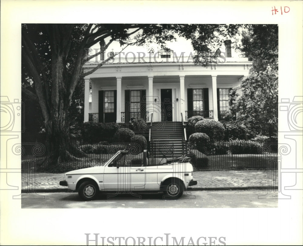 1989 Press Photo Convertible in Front of 2528 Chestnut Street, New Orleans - Historic Images