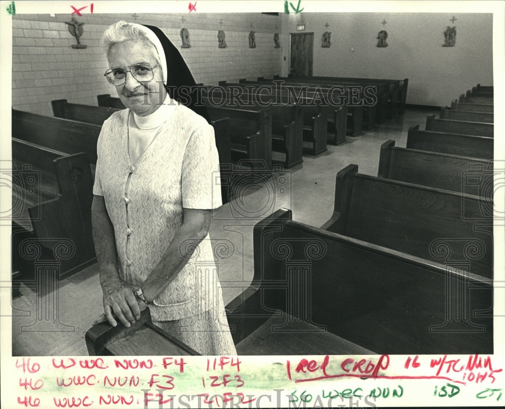 1987 Press Photo Sister Hildegarde in The Dominican High School Chapel. - Historic Images