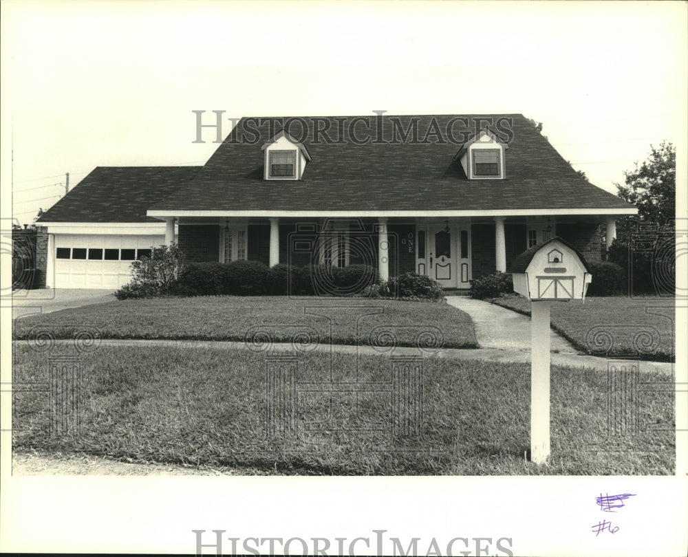 1989 Press Photo Real estate photo of #1 Rue Bayonne, New Orleans. - Historic Images