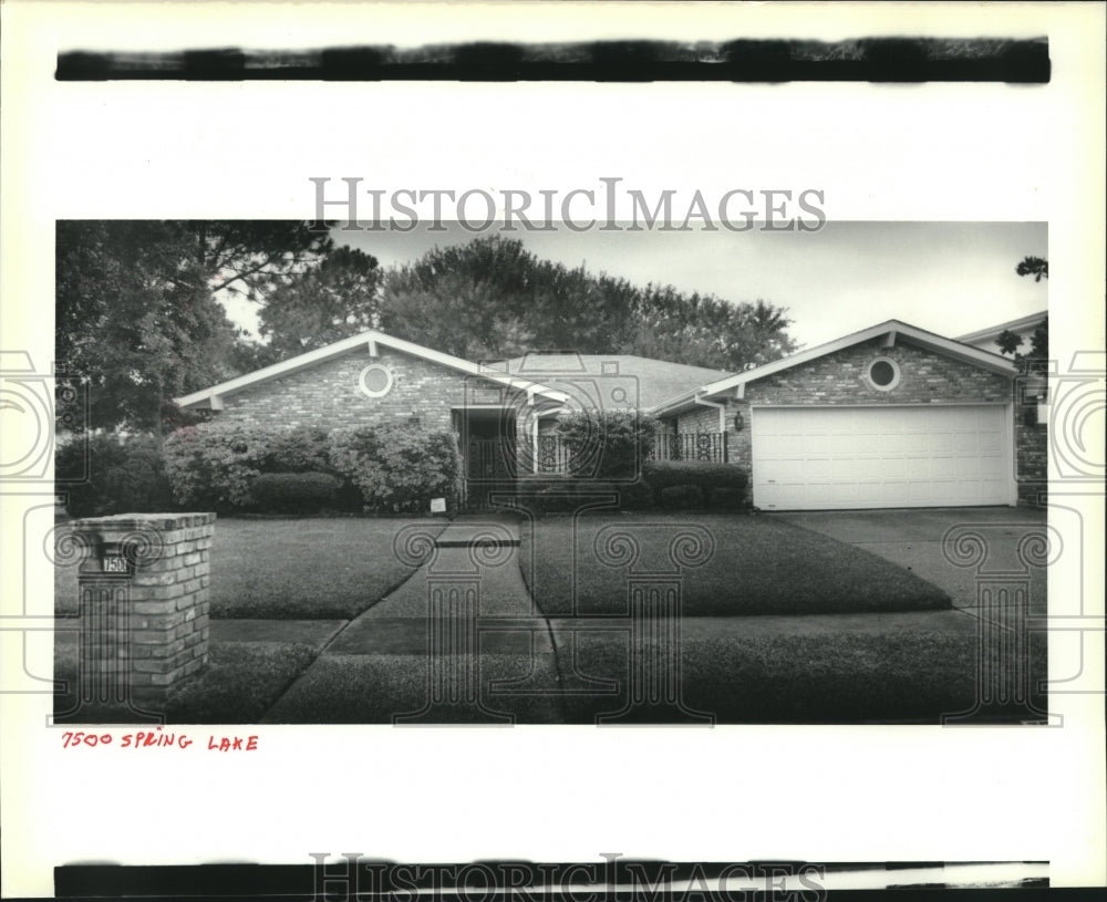 1989 Press Photo Real estate photo of 7500 Spring Lake, New Orleans. - Historic Images