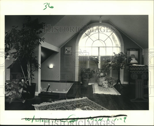1987 Press Photo Upper room combines hot tub, kitchenette, bed and bath - Historic Images