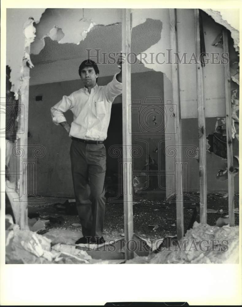 1988 Press Photo Mark Howard, St. John Parish Zoning director, LaPlace apartment - Historic Images