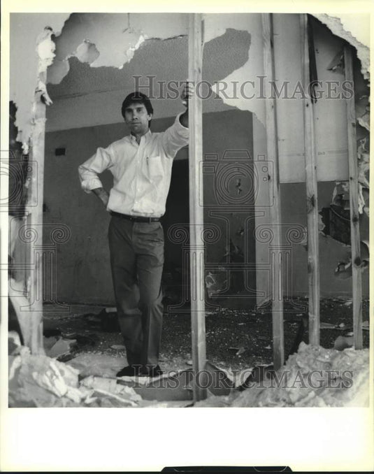 1988 Press Photo Mark Howard, St. John Parish Zoning director, LaPlace apartment - Historic Images