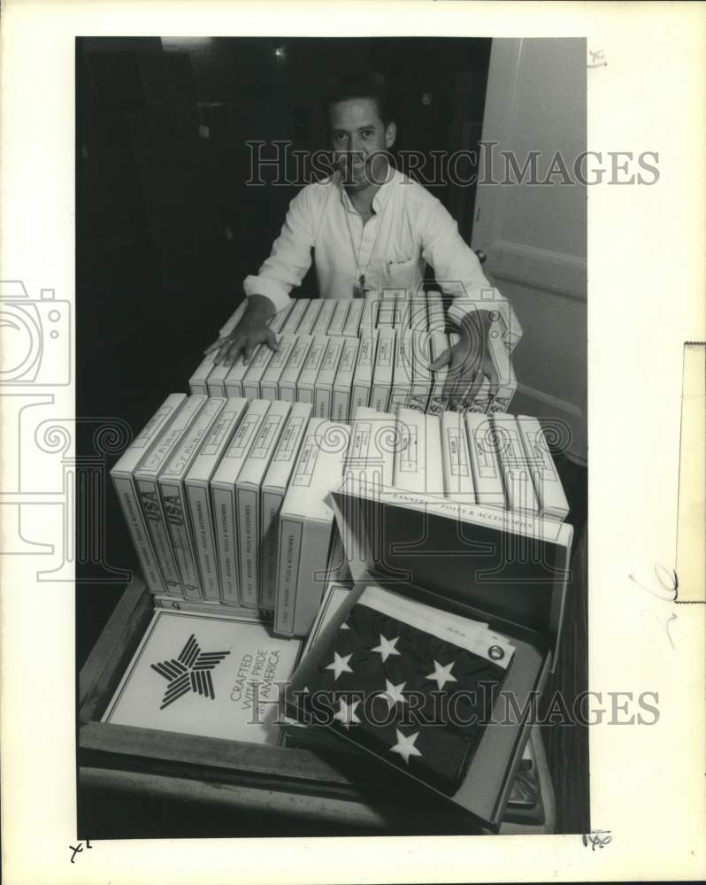 1990 Press Photo Joe Howe, Jr, wheels a cart of flags to the roof of the Capitol - Historic Images