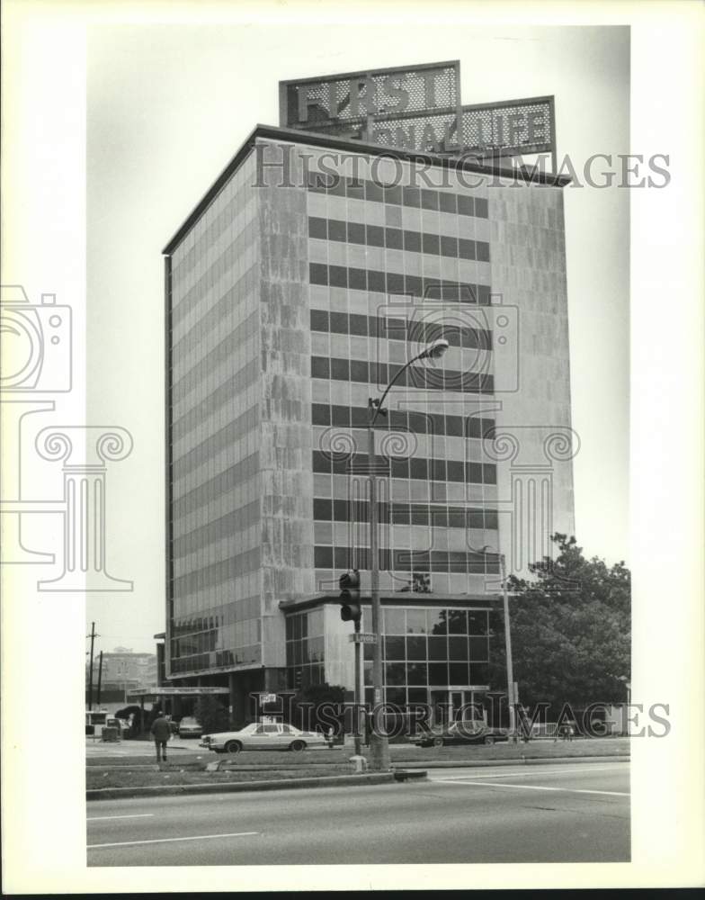 1989 Press Photo Exterior view of 1000 Howard Avenue building - Historic Images