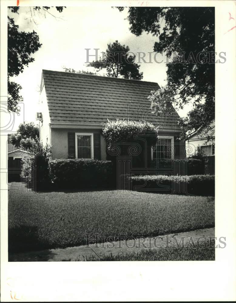 1987 Press Photo Landscaped garden of a bungalow styled home in New Orleans - Historic Images