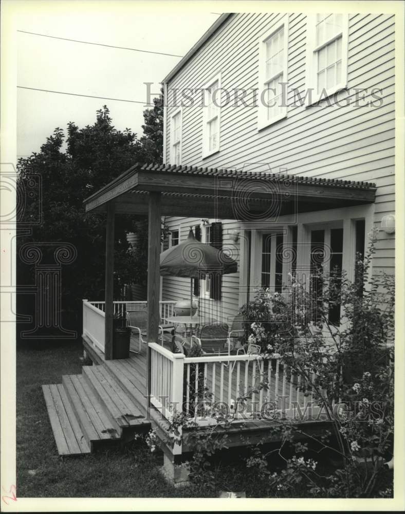 1986 Press Photo White-painted rails give a deck a traditional look - Historic Images