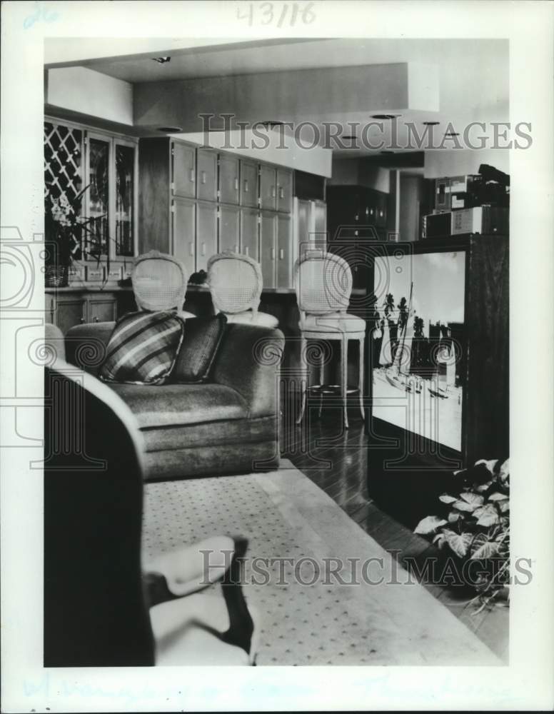 1986 Large comfortable family room with modern electronic appliances - Historic Images