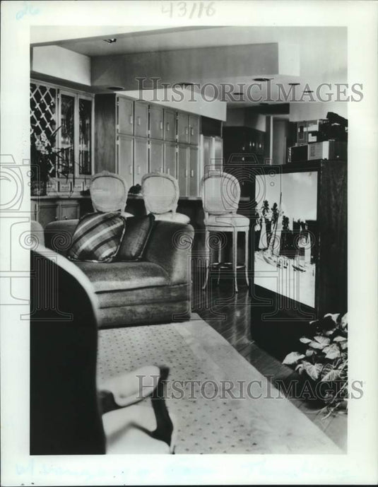 1986 Large comfortable family room with modern electronic appliances - Historic Images