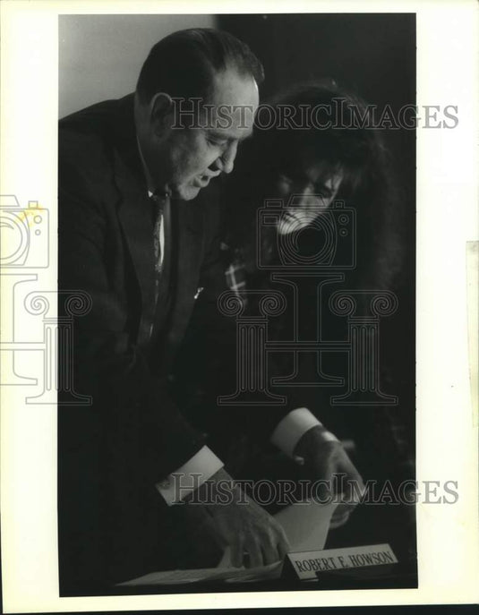 1992 Press Photo Robert Howson & Nancy Link look over notes for press conference - Historic Images