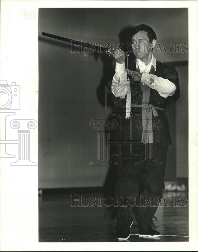 1987 Press Photo Chou Hung Hsien gives a demonstration in Thi Chi with a sword. - Historic Images