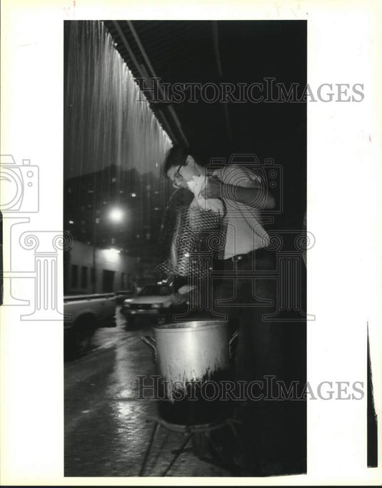 1993 Press Photo Jeff Groetsch pulls up fried catfish at the Howling Wolf. - Historic Images