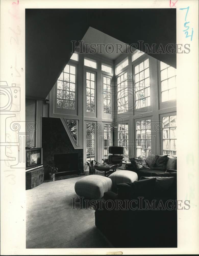 1988 Press Photo Housing - Light-Filled Living Room with Soaring Ceilings - Historic Images