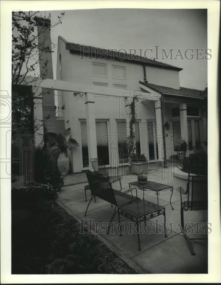 1988 Press Photo Real estate photo of the patio and addition of Voelkel home. - Historic Images