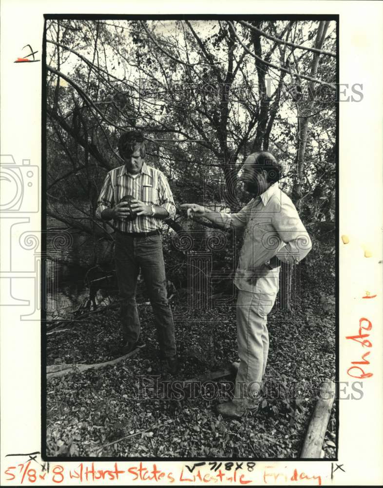 1979 Press Photo Zoologist Horst Inspects Turtle Advising Bob Dufrene - Historic Images