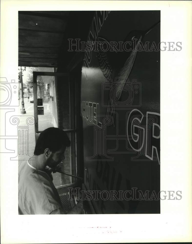 1994 Press Photo Hummingbird Hotel Sign is Painted by Chuck Freeling - Historic Images