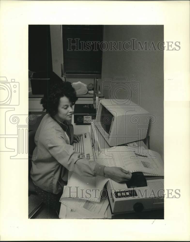 1986 Press Photo Nurse Aubrie Augustus shows new Humana Hospital equipment - Historic Images