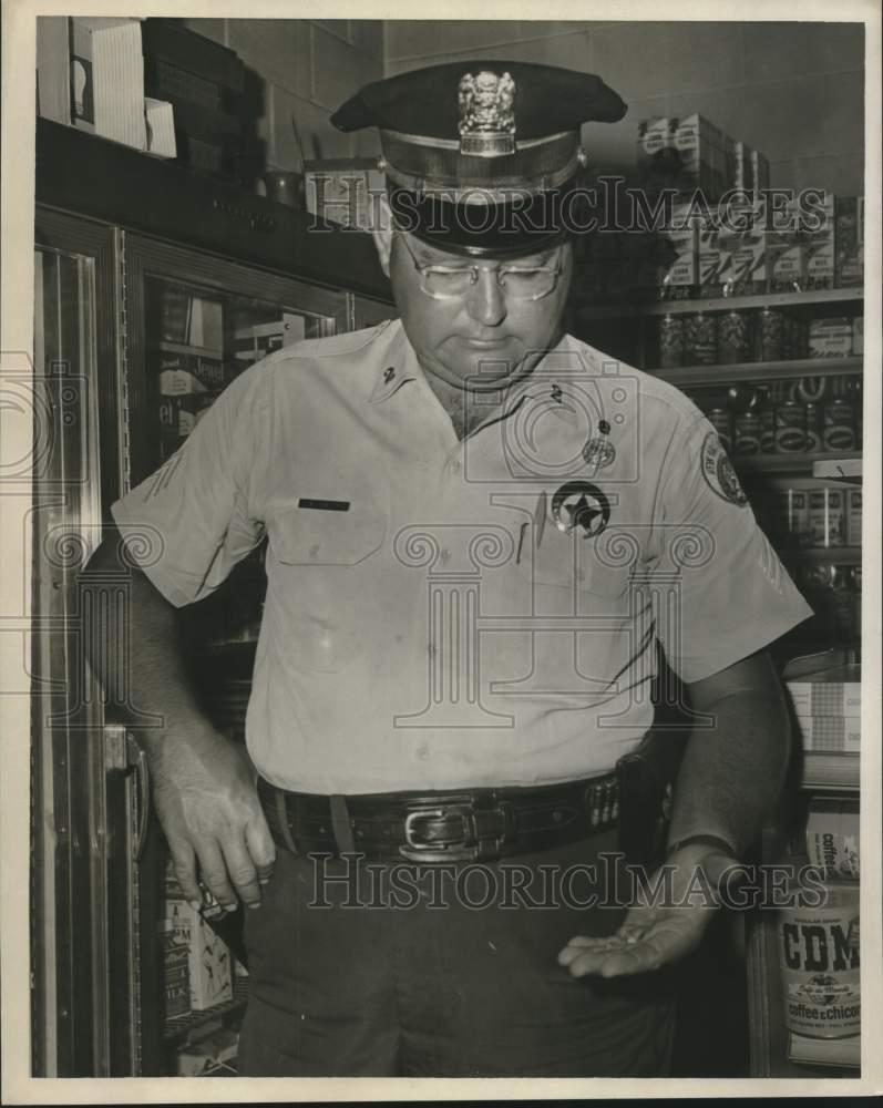 1987 Press Photo Sgt. J. M. Howley III holding slugs recovered after shooting - Historic Images