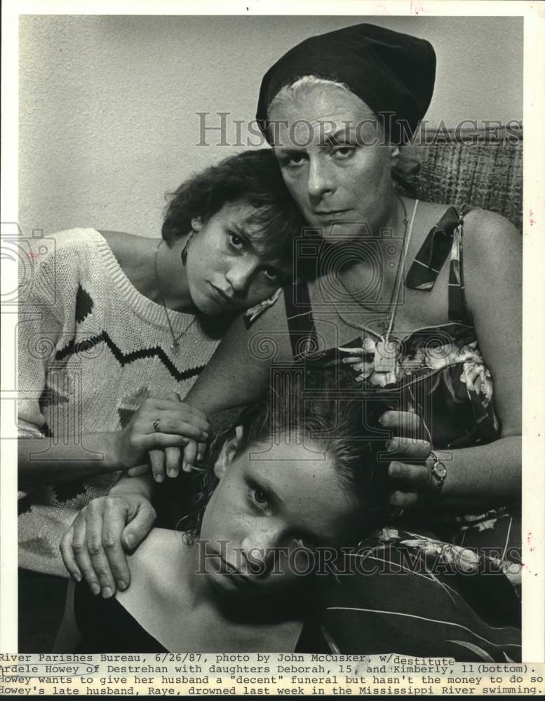 1987 Press Photo Destrehan-Ardele Howey with daughters Deborah and Kimberly - Historic Images