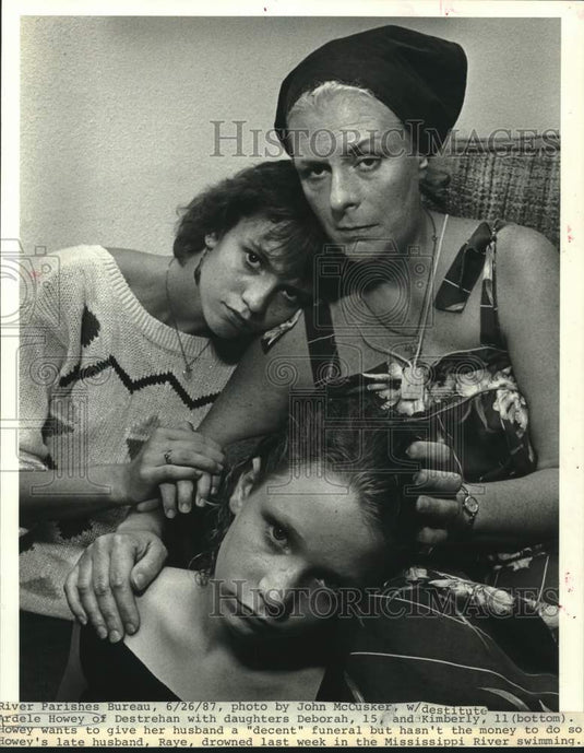 1987 Press Photo Destrehan-Ardele Howey with daughters Deborah and Kimberly - Historic Images