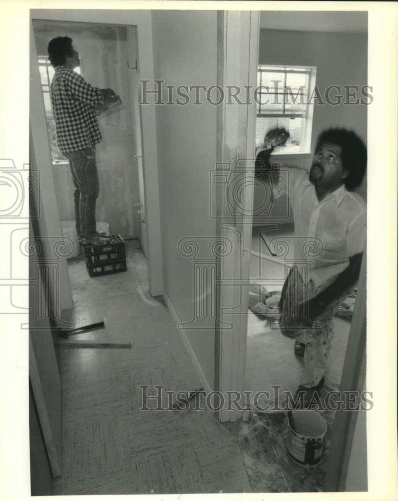 1989 Press Photo Workmen start renovation in Christopher Park Homes in Algiers - Historic Images