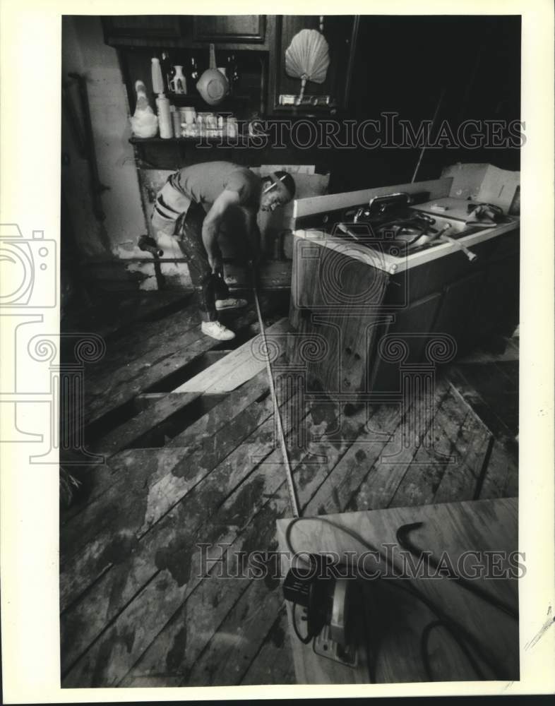 1989 Press Photo Desire Housing workman Aaron Toregano takes repair measurement - Historic Images