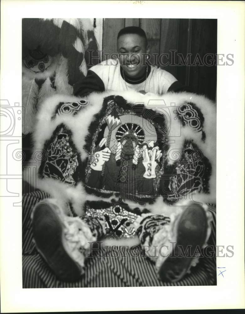 1994 Press Photo A portrait of Derrick Hulin with apron and shoes of his costume - Historic Images