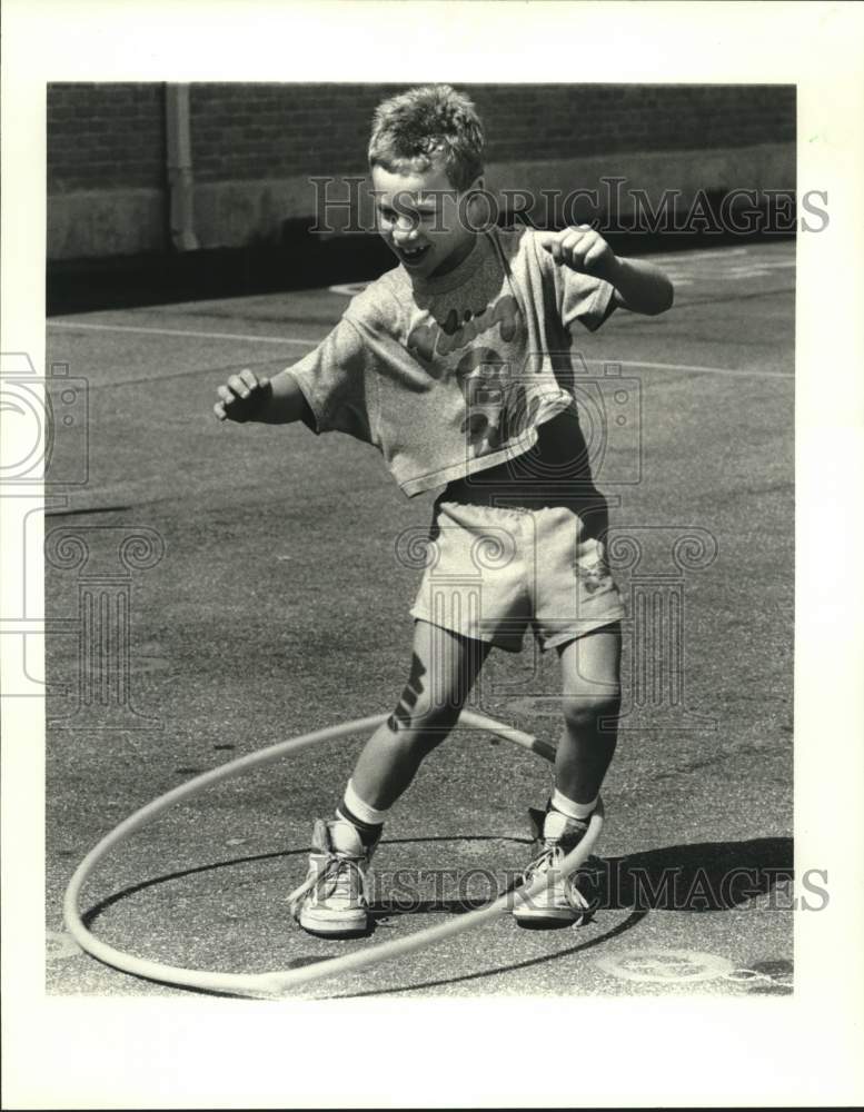 1988 Press Photo George Stroyewski with hula hoop- PE class Bridgedale School - Historic Images