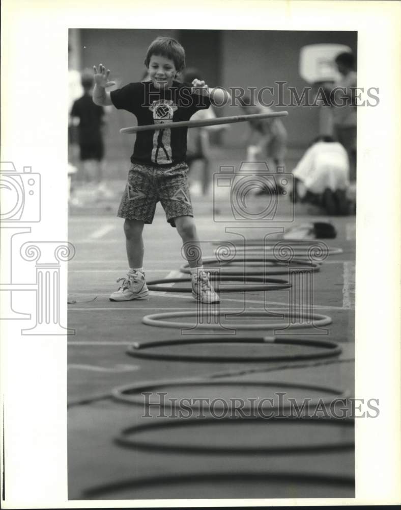 1992 Press Photo Derrick Bellat with hula hoop at the A.A. Songy Kinderfair - Historic Images