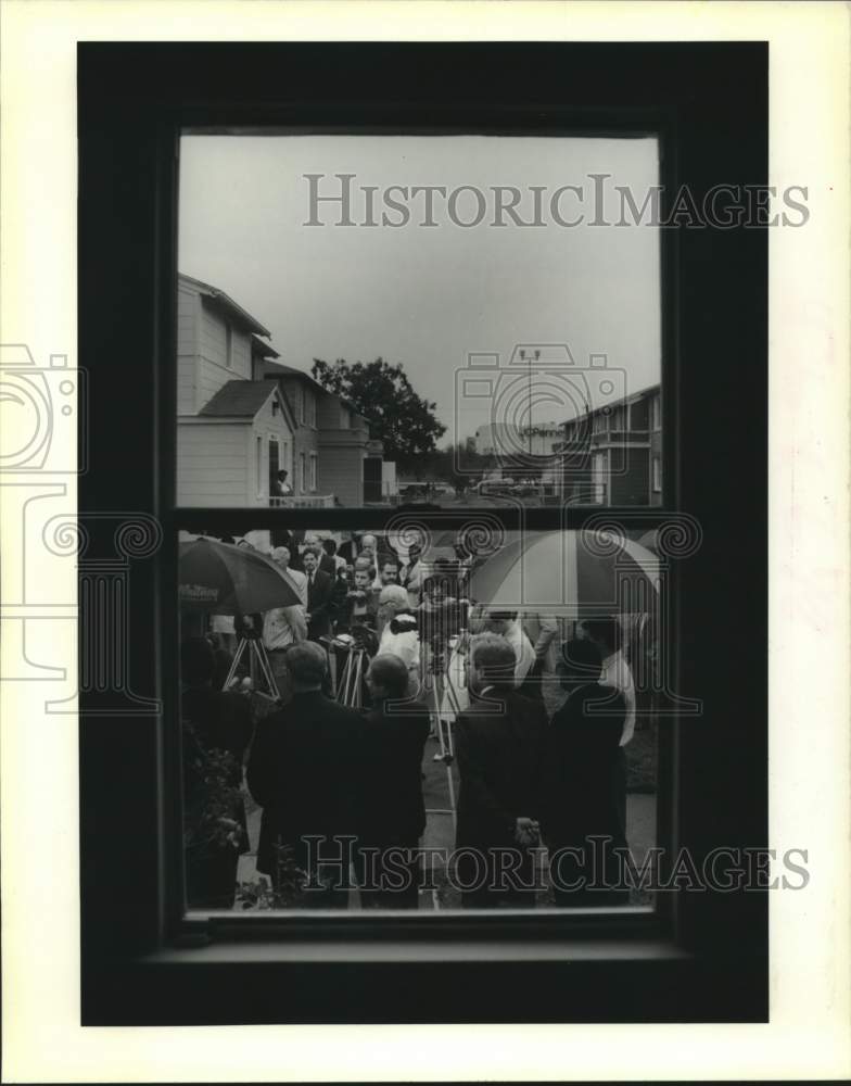 1989 Press Photo New Orleans &amp; housing officials at Palmetto Apartment Complex - Historic Images