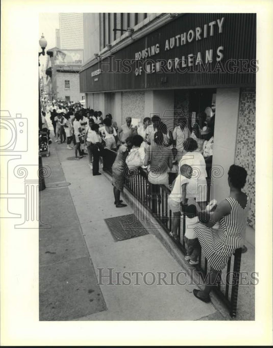 1988 Press Photo Housing Authority application line at 918 Carondelet - Historic Images