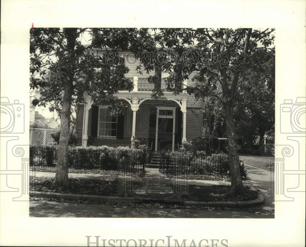 1988 Press Photo Housing transfer - House located at 1518 Webster Street - Historic Images