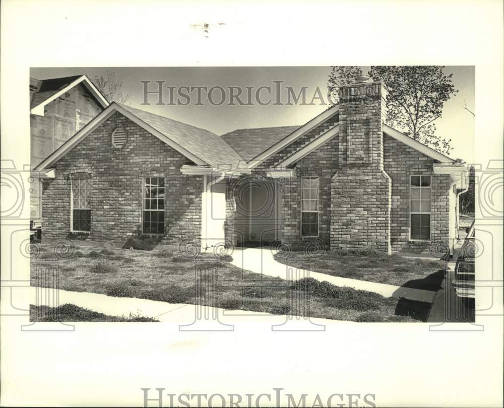 1988 Press Photo Housing - Sold property at 3205 Lakewood Drive in Violet - Historic Images