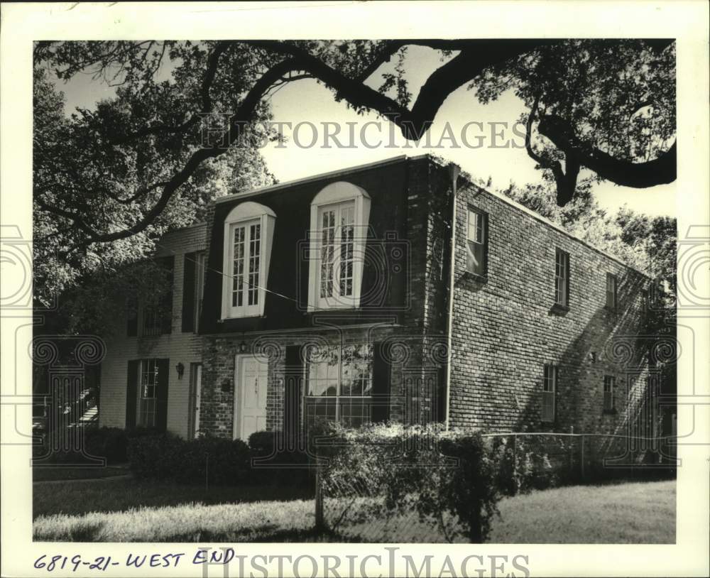 1988 Press Photo Housing - House located at 6819-21 West End - Historic Images