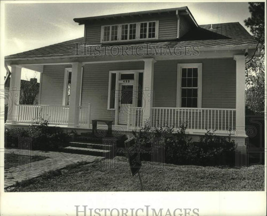 1987 Press Photo Exterior of one and a half story vinyl home - Historic Images