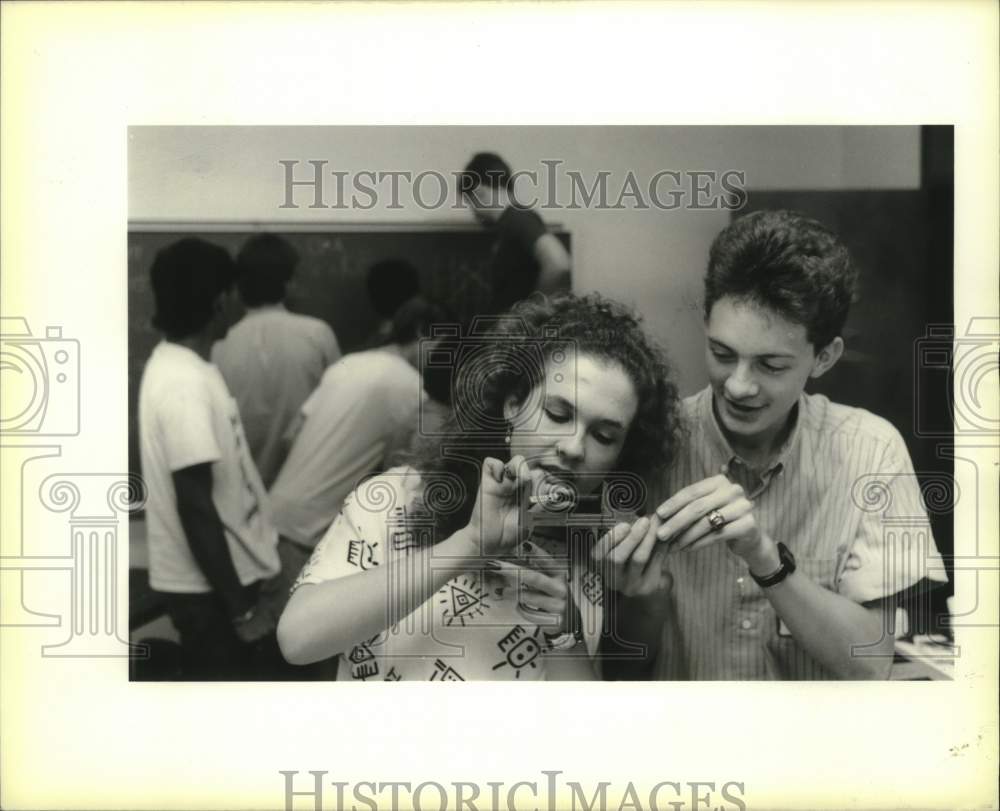 1989 Press Photo Students Kai Hemelt and Edward Chandler is measuring a &quot;Twejet&quot; - Historic Images