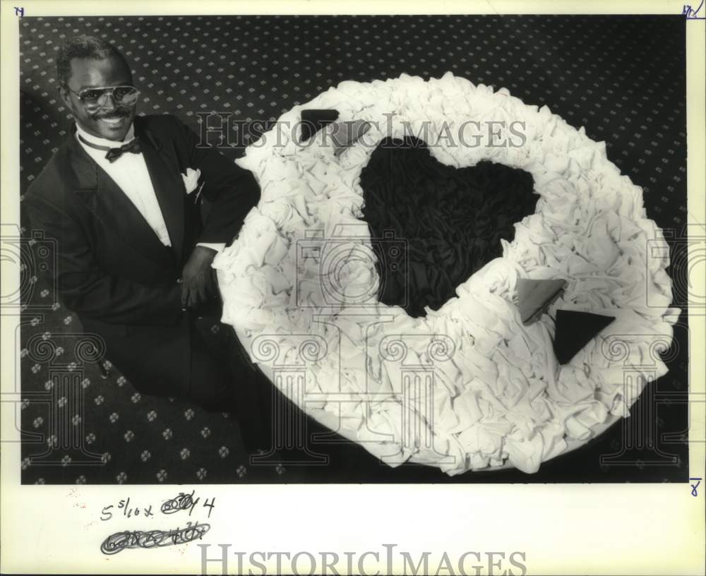 1992 Press Photo Banquet waiter Tyronne Howard poses with his folded creation - Historic Images