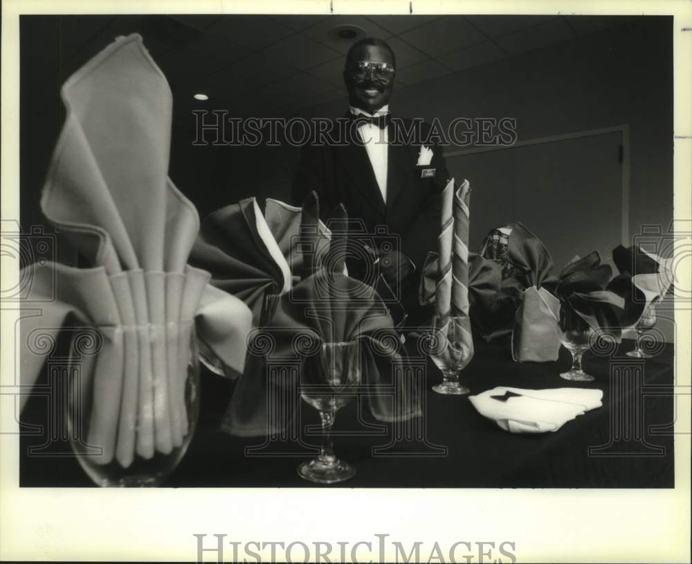 1992 Press Photo Banquet waiter Tyronne Howard poses with his folded creation - Historic Images