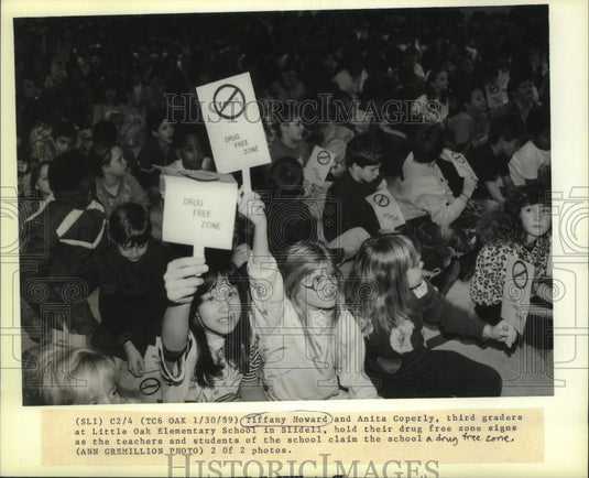 1989 Press Photo Little Oak Elementary School students hold drug free zone signs - Historic Images